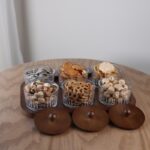 ⁦قاعدة خشبية سداسية مع 6 وعاءات زجاجية مزخرفة وغطاء خشب طول 9 ارتفاع 5 القاعدة الخشبية 26 سم عرض 16⁩ - الصورة ⁦6⁩