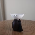 مبخرة بني خشبي وابيض مع تعليقة اسود ارتفاع 13