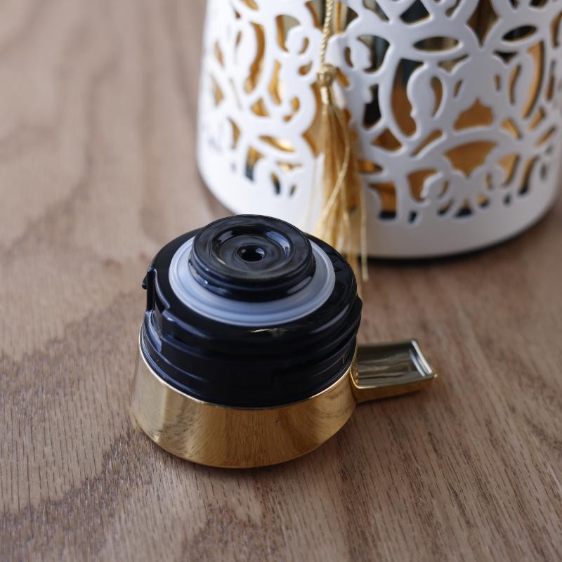 ⁦تيرموس ذهبي مزخرف بيج مائل للابيض سعة لتر⁩ - الصورة ⁦1⁩