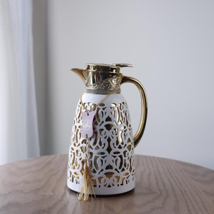 ⁦تيرموس ذهبي مزخرف بيج مائل للابيض سعة لتر⁩ - الصورة ⁦2⁩