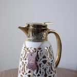 ⁦تيرموس ذهبي مزخرف بيج مائل للابيض سعة لتر⁩ - الصورة ⁦3⁩