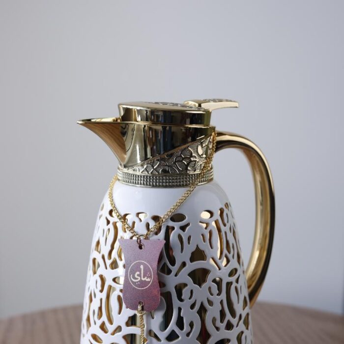 ⁦تيرموس ذهبي مزخرف بيج مائل للابيض سعة لتر⁩ - الصورة ⁦3⁩