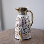 ⁦تيرموس ذهبي مزخرف بيج مائل للابيض سعة لتر⁩ - الصورة ⁦4⁩