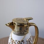⁦تيرموس ذهبي مزخرف بيج مائل للابيض سعة لتر⁩ - الصورة ⁦5⁩