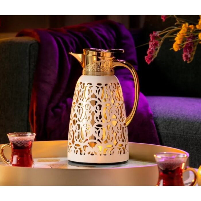 ⁦تيرموس ذهبي مزخرف بيج مائل للابيض سعة لتر⁩ - الصورة ⁦6⁩