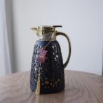 ⁦تيرموس ذهبي مزخرف اسود سعة لتر⁩ - الصورة ⁦2⁩