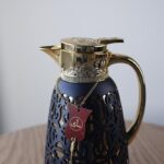 ⁦تيرموس ذهبي مزخرف اسود سعة لتر⁩ - الصورة ⁦3⁩