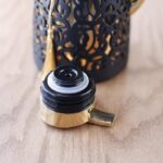 ⁦تيرموس ذهبي مزخرف اسود سعة لتر⁩ - الصورة ⁦4⁩