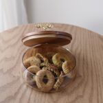 مضيفة مع وعاء زجاجي وغطاء خشب وممسك غزال ذهبي لتقديم التمر والمعمول 18 قطر وعاء ارتفاع 6 الغطاء قطره 18