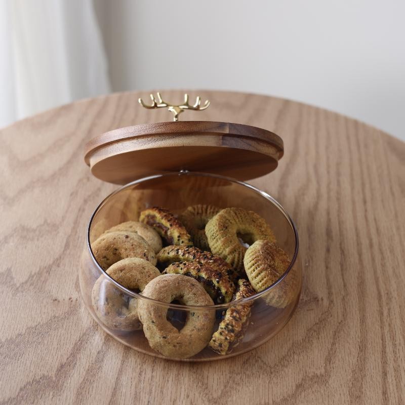 ⁦مضيفة مع وعاء زجاجي وغطاء خشب وممسك غزال ذهبي لتقديم التمر والمعمول 18 قطر وعاء ارتفاع 6 الغطاء قطره 18⁩ - الصورة ⁦1⁩