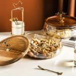 ⁦مضيفة مع وعاء زجاجي وغطاء خشب وممسك غزال ذهبي لتقديم التمر والمعمول 18 قطر وعاء ارتفاع 6 الغطاء قطره 18⁩ - الصورة ⁦9⁩