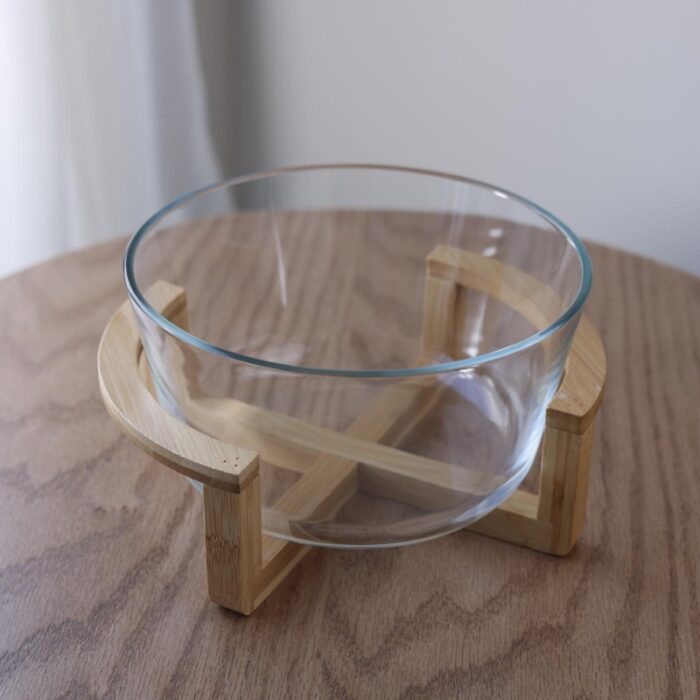 ⁦صحن سلطة زجاجي مع قاعدة خشب قطر 22⁩ - الصورة ⁦2⁩