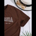 ⁦تيشيرت نص كم بتصميم لوس انجلوس للأطفال لون أبيض وبني⁩ - الصورة ⁦4⁩