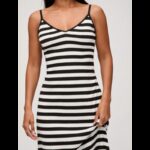 ⁦فستان بلا أكمام للنساء مخطط أسود وأبيض⁩ - الصورة ⁦3⁩