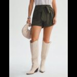 شورت نسائي بعقدة أمامية للنساء لون زيتي