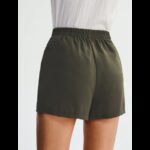 ⁦شورت نسائي بعقدة أمامية للنساء لون زيتي⁩ - الصورة ⁦2⁩