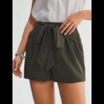 ⁦شورت نسائي بعقدة أمامية للنساء لون زيتي⁩ - الصورة ⁦3⁩
