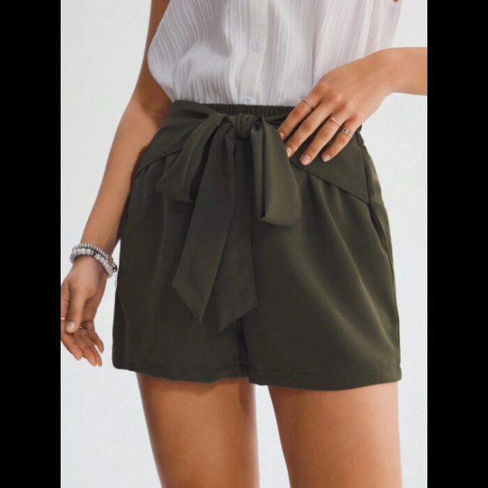 ⁦شورت نسائي بعقدة أمامية للنساء لون زيتي⁩ - الصورة ⁦3⁩