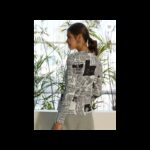 ⁦تيشيرت بأكمام طويلة بتصميم الاخبار للنساء⁩ - الصورة ⁦2⁩