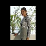 ⁦تيشيرت بأكمام طويلة بتصميم الاخبار للنساء⁩ - الصورة ⁦3⁩