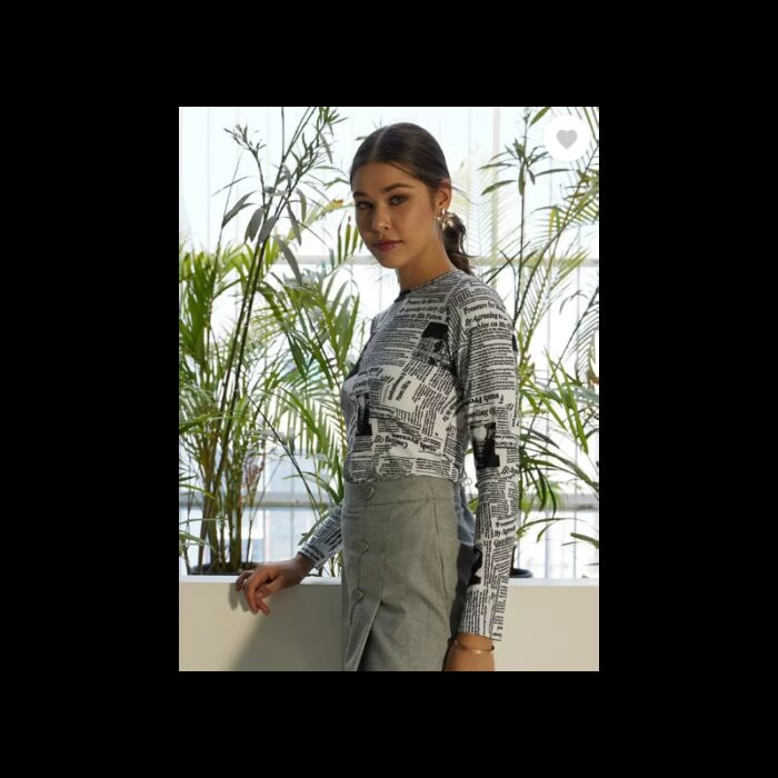 ⁦تيشيرت بأكمام طويلة بتصميم الاخبار للنساء⁩ - الصورة ⁦3⁩