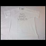 تيشيرت بأكمام قصيرة للنساء لون ابيض