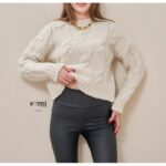 بلوزة صوف للنساء قصيرة لون بيج من Sami Boutique