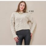 ⁦بلوزة صوف للنساء قصيرة لون بيج من Sami Boutique⁩ - الصورة ⁦2⁩