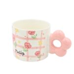 فنجان مع مقبض بتصميم وردة لون أبيض وزهري