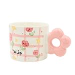 ⁦فنجان مع مقبض بتصميم وردة لون أبيض وزهري⁩ - الصورة ⁦2⁩