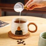 ⁦فنجان مع مقبض لون بيج وبني⁩ - الصورة ⁦2⁩