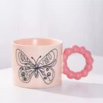 فنجان مع مقبض لون زهري بتصميم فراشة