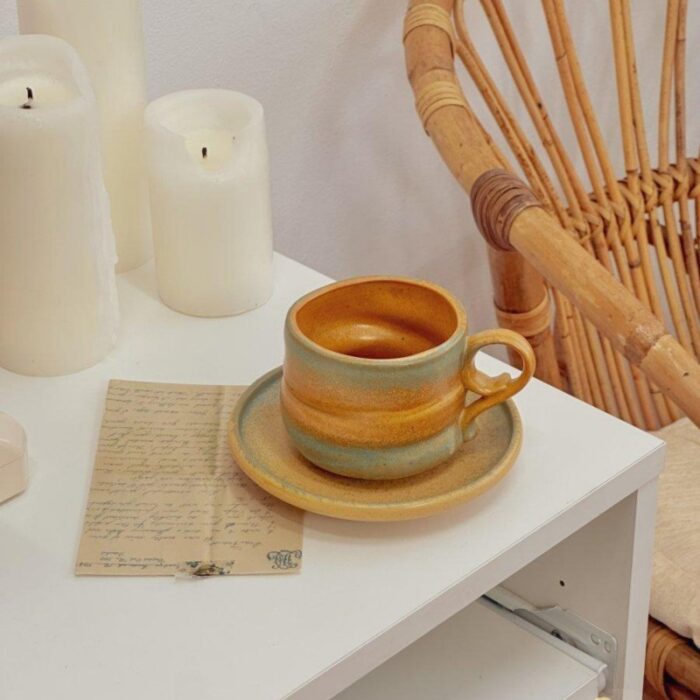 ⁦فنجان مع صحن لون أصفر و أزرق⁩ - الصورة ⁦2⁩