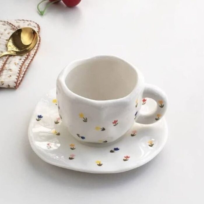 103378938_67de18041eeea فنجان مع صحن لون أبيض مورد - الصورة 1