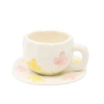 فنجان مع صحن لون أبيض بتصميم ورود