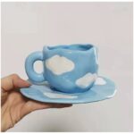 ⁦فنجان مع صحن لون أزرق بتصميم غيوم⁩ - الصورة ⁦4⁩