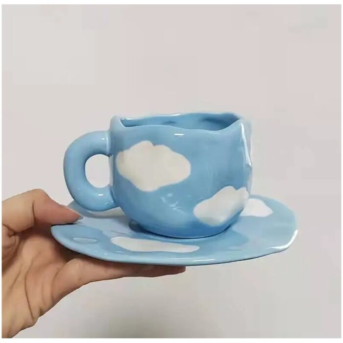 ⁦فنجان مع صحن لون أزرق بتصميم غيوم⁩ - الصورة ⁦4⁩