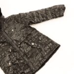 ⁦سترة بناتية مبطنة مع طاقية لون أسود⁩ - الصورة ⁦2⁩