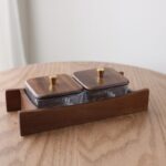 مضيفة مستطيلة بتصميم مميز مع وعائين زجاجيين مربعين وغطاء خشب