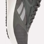 ⁦Reebok Mens' Energen Tech 2 Running Shoes - حذاء ريبوك اينيرجن تيك 2 للرجال لون رمادي ونعل ابيض⁩ - الصورة ⁦5⁩