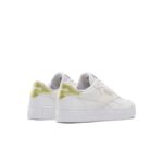 ⁦Reebok Womens' Court Advance Bold Shoes - حذاء ريبوك كورت ادفانس بولد للنساء لون أبيض⁩ - الصورة ⁦2⁩