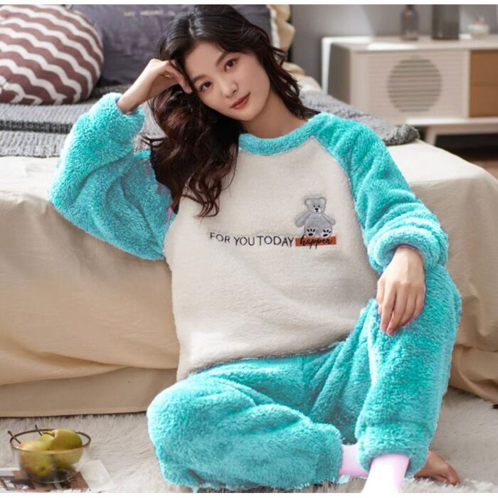 103379298_67de1b7437cf3 بجامة للنساء لون أزرق وأبيض - الصورة 1