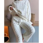 بجامة فرو للنساء لون أبيض