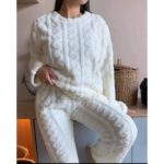 ⁦بجامة فرو للنساء لون أبيض⁩ - الصورة ⁦2⁩