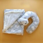 حرام للبيبي مع مخدة لون سكني فاتح