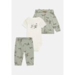 ⁦طقم للأطفال 3 قطع لون أخضر⁩ - الصورة ⁦3⁩