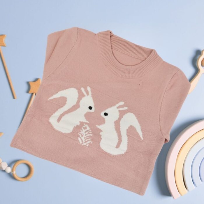 ⁦بلوزة ربيعية للأطفال لون زهري نود بتصميم أرنب⁩ - الصورة ⁦2⁩