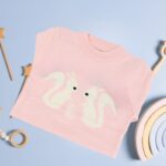 ⁦بلوزة ربيعية للأطفال لون زهري فاتح بتصميم أرنب⁩ - الصورة ⁦3⁩