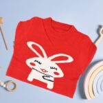 بلوزة ربيعية للأطفال لون أحمر بتصميم أرنب