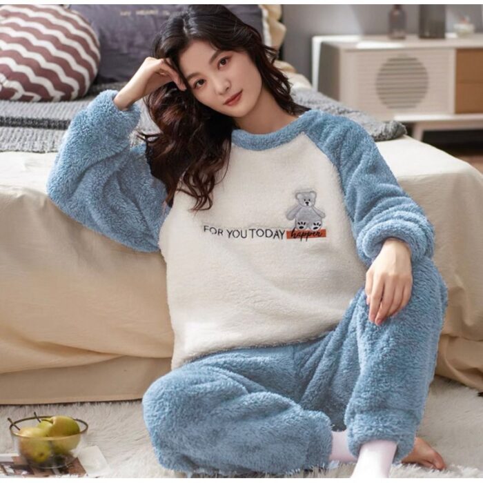 103379590_67de1e0a2a366 بجامة فرو برسوم دبدوب للنساء لون أزرق وأوف وايت - الصورة 1